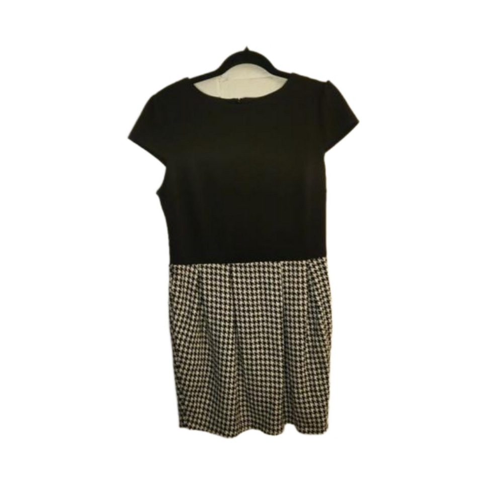 Stay Stylish and Comfortable with the Ladies Tatyana Dress -Size XL with Pockets